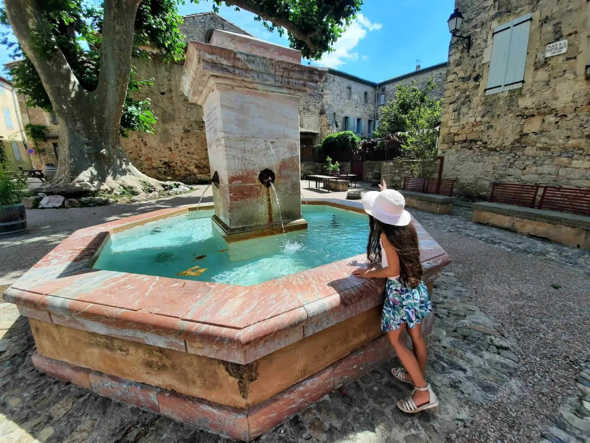 fontaine place de la république Caunes