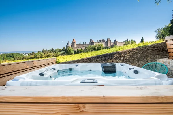 Spa jacuzzi , vue sur la cité gîte écrin de la Cité Carcassonne