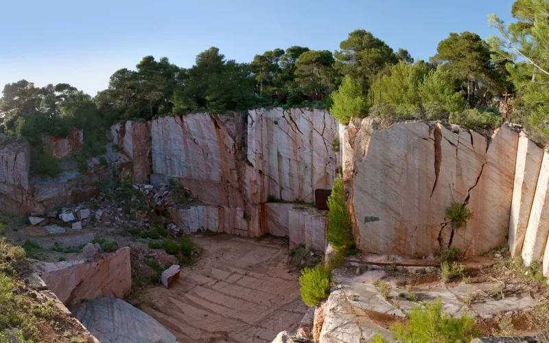 carrières-marbre-rouge-caunes-minervois